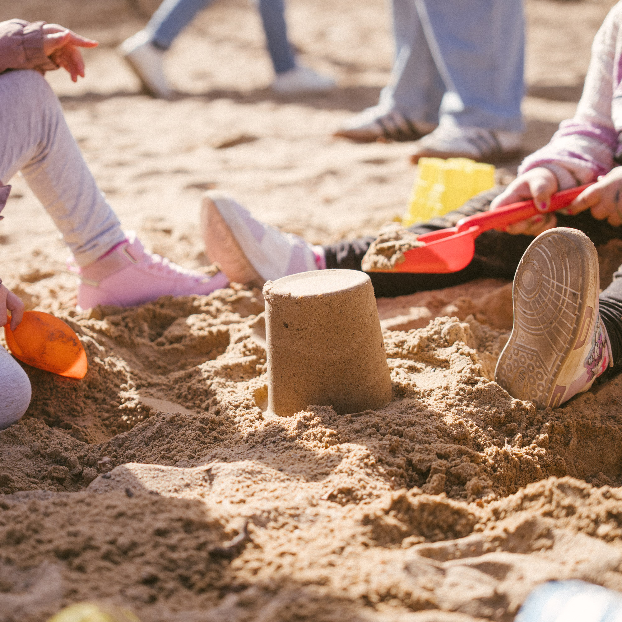Sandburg am Spielplatz