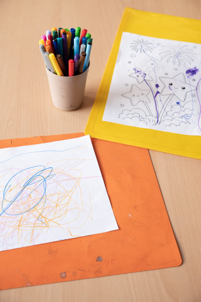 Basteltisch mit Materialien