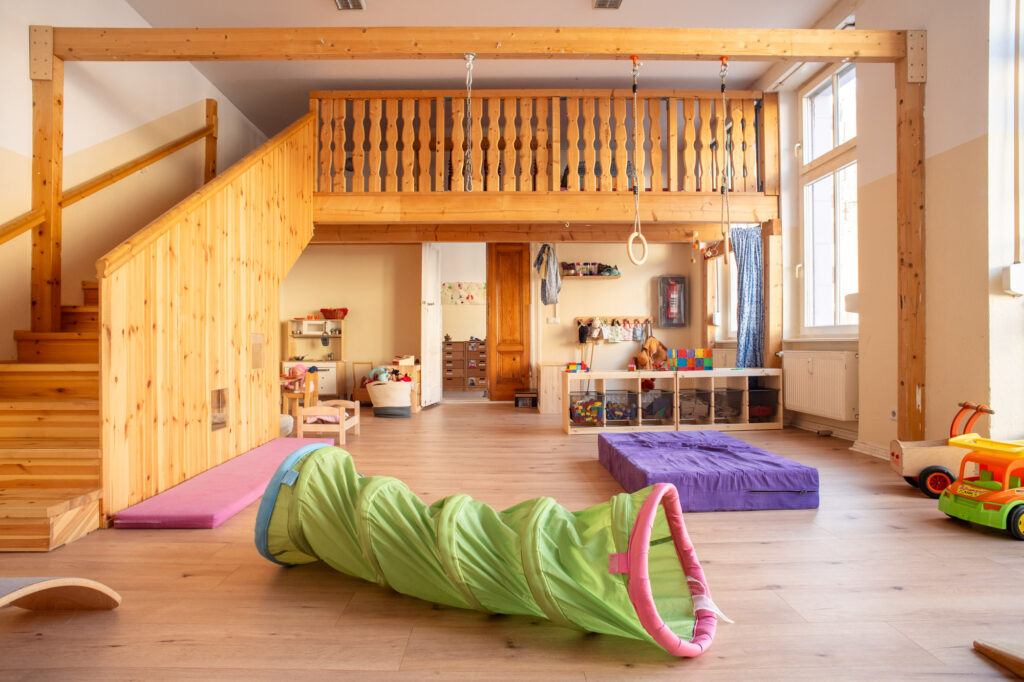 Heller Gruppenraum mit verschiedenen Spielmöglichkeiten