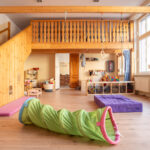 Heller Gruppenraum mit verschiedenen Spielmöglichkeiten