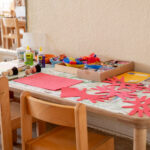 Kreativbereich mit Basteltisch