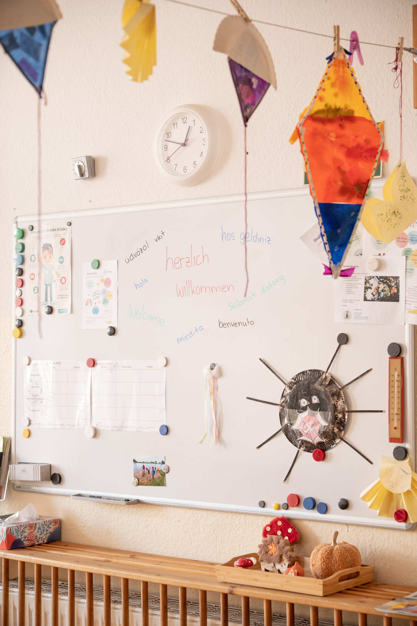 Infotafel für Eltern im Eingangsbereich