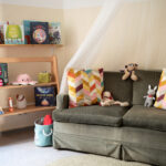 Ruhebereich mit Sofa und Büchern